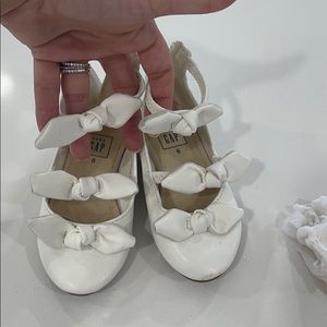 White bow dress shoe